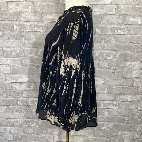 Parker Black and Cream Silk Relaxed Blouse with Mandarin Collar - Picture 3 of 6